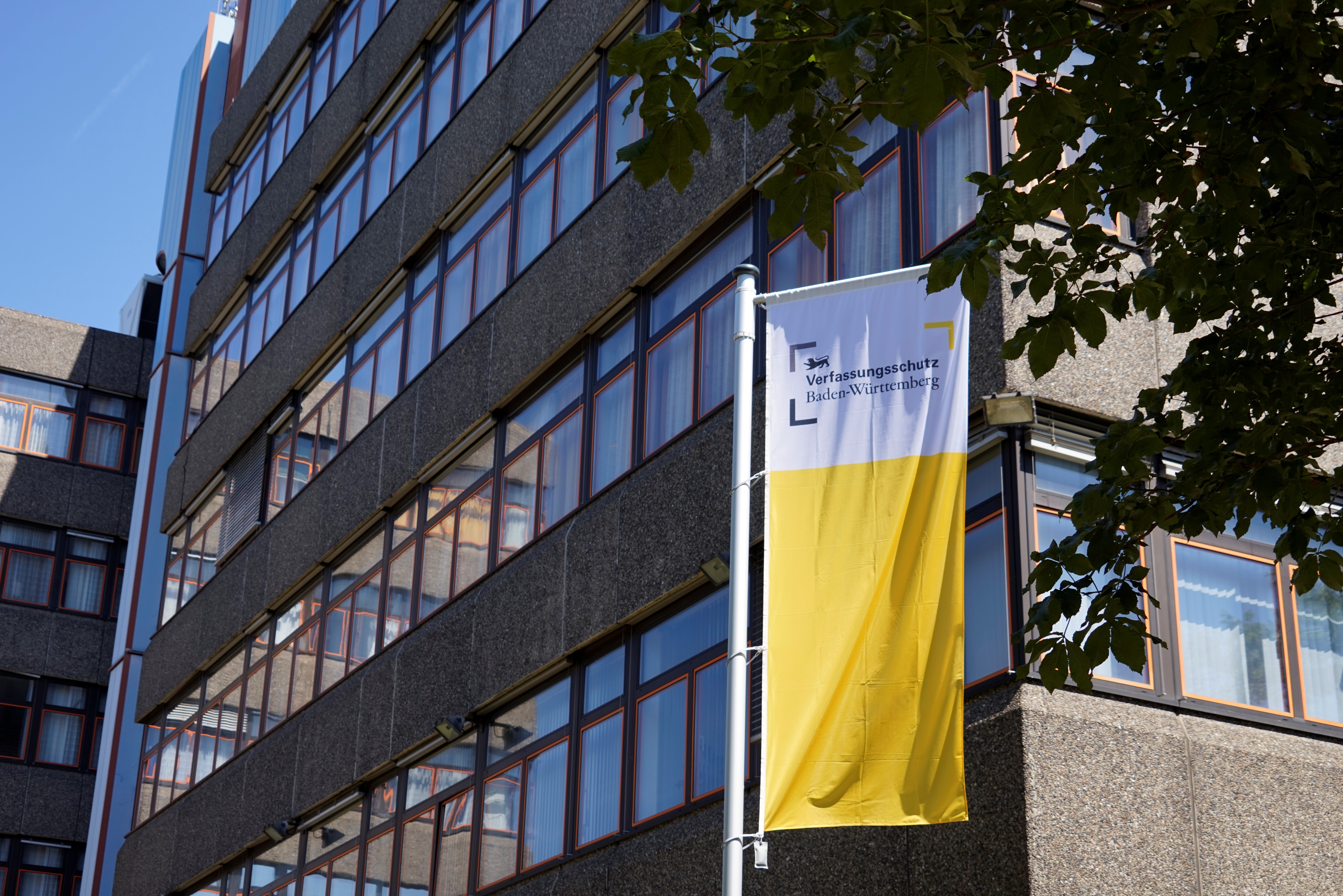 Fahne vor Gebäude.jpg