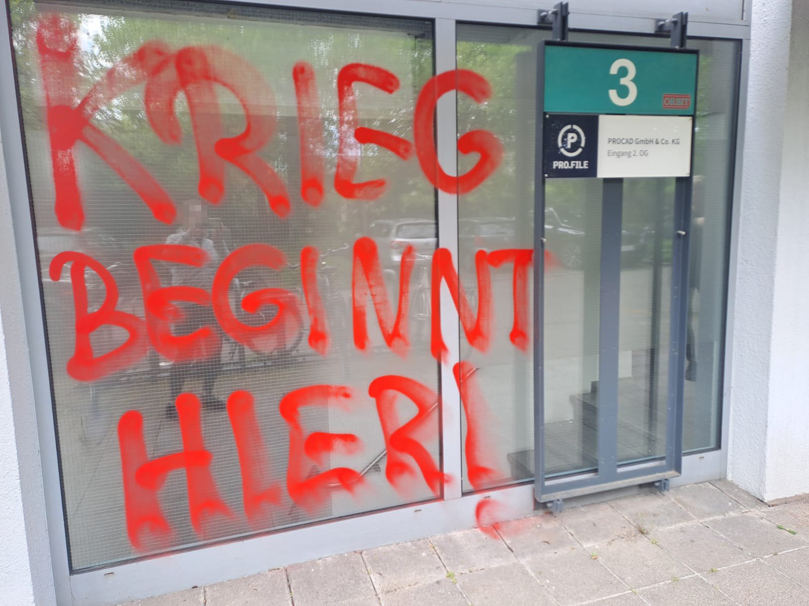 Mit roter Farbe besprühte Tür des Karlsruher Instituts für Technologie (KIT).