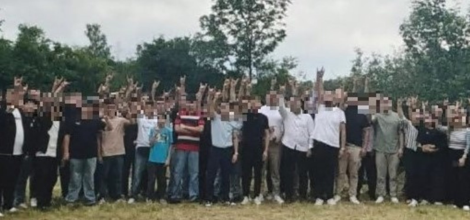 Facebook-Beitrag des ADÜTDF-Vereins, auf dem Teilnehmende des Jugendtreffens den Wolfsgruß zeigen. Sie verdeutlichen damit ihre Geschlossenheit als Gruppe und ihre Zugehörigkeit zur „Ülkücü“-Bewegung. Durch die öffentlichkeitswirksame Verbreitung des Bildes soll dies auch nach außen signalisiert werden.