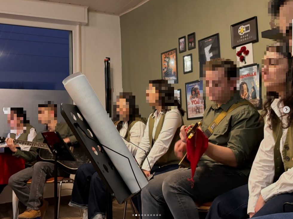 Instagram-Post mit sechs Personen, die gemeinsam musizieren. Die Bandmitglieder tragen teilweise olivgrüne Kleidung. 