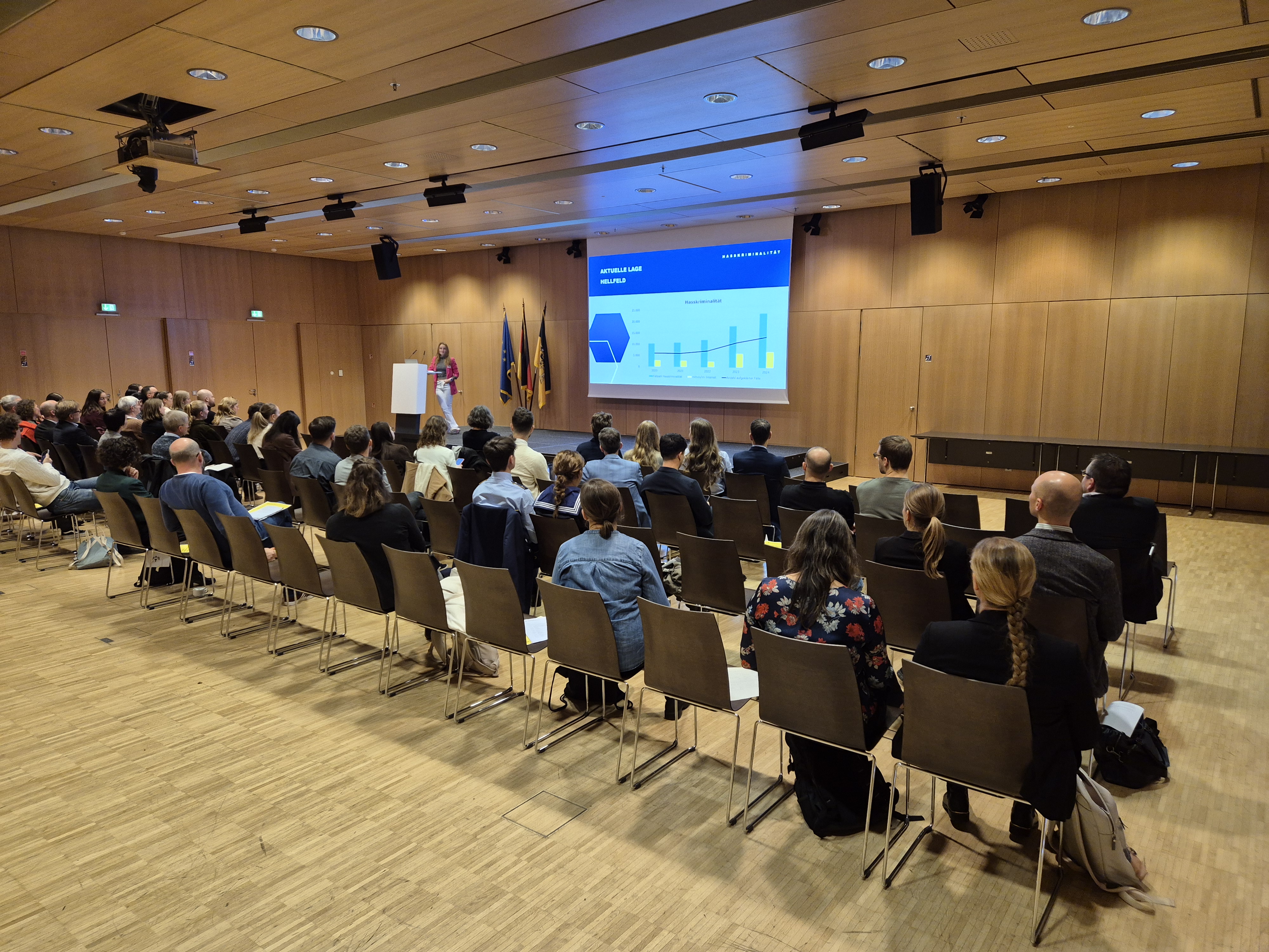 Bettina Rommelfanger berichtete von vergangenen und aktuellen Projekten der Task Force Hass und Hetze.