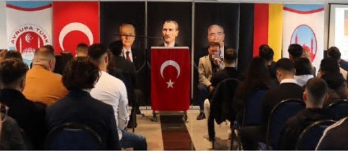 Instagram-Beitrag des ADÜTDF-Vereins Heilbronn zum Jugendfunktionärstreffen. Die Dekoration mit den Logos der Dachorganisationen sowie Bildern ideologischer Vordenker verdeutlicht, dass die Jugendfunktionäre ein fester Bestandteil der hierarchischen Strukturen sind und frühzeitig an diese gebunden werden sollen.