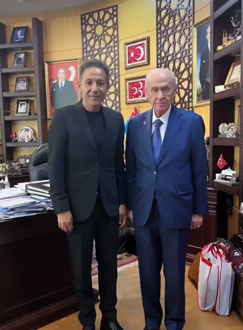 Instagram-Beitrag von Mustafa Yıldızdoğan, der ihn gemeinsam mit dem MHP-Vorsitzenden Devlet Bahçeli zeigt. Insbesondere das Bild von Türkeş im Hintergrund sowie die MHP-Flagge mit drei weißen Halbmonden auf rotem Grund veranschaulichen die Verbundenheit von Yıldızdoğan zur „Ülkücü“-Bewegung.