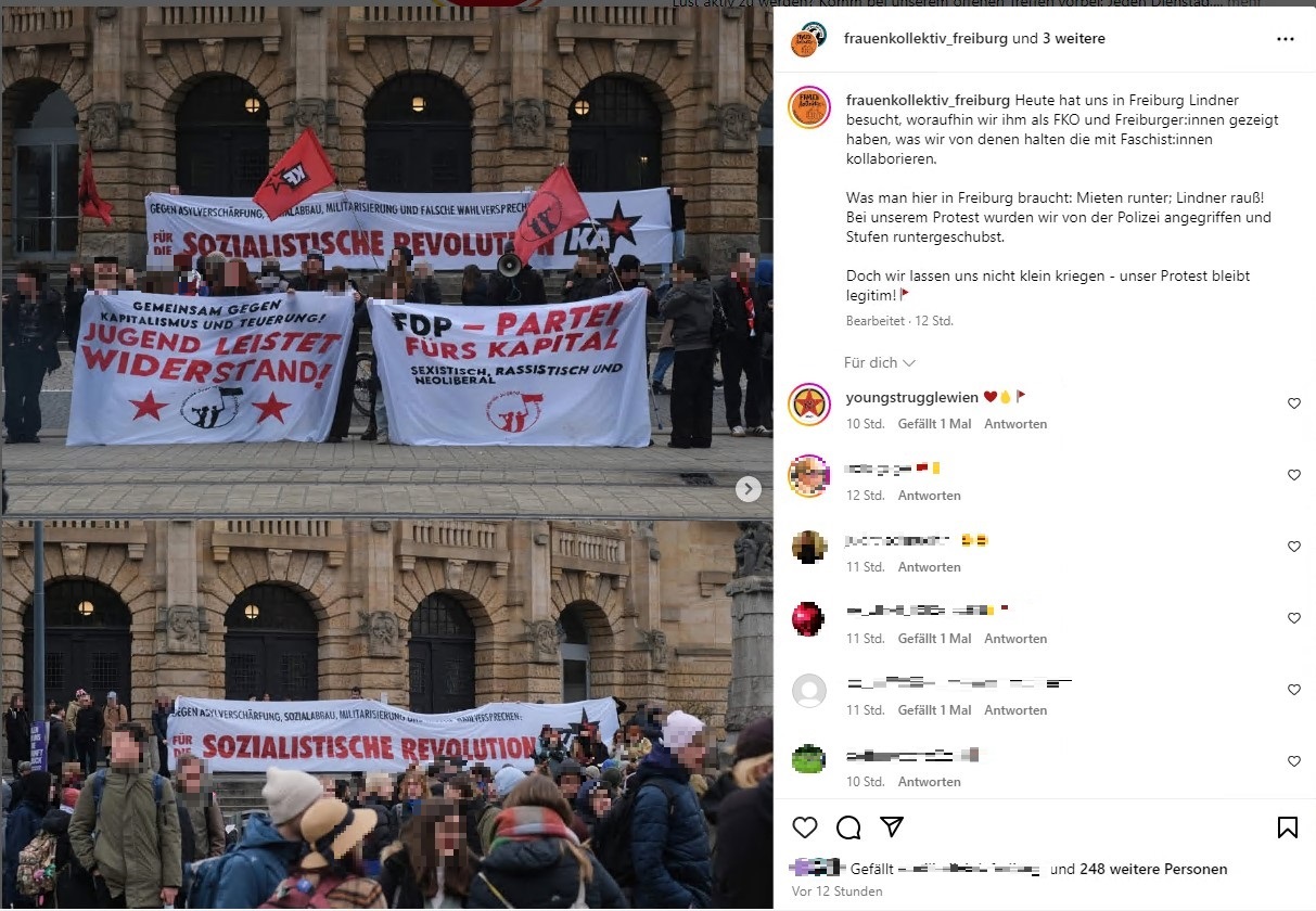 Das Bild wurde ursprünglich am 3. Februar 2025, unter anderem über den Instagram-Account des „Frauenkollektivs Freiburg“, als gemeinsamer Beitrag der Freiburger FKO-Gruppen veröffentlicht. Obwohl die Gruppierungen in ihren Veröffentlichungen und Selbstdarstellungen keinen direkten Bezug zum „Kommunistischen Aufbau“ herstellen, zeigen die hier geposteten Bilder prominent platziert ausschließlich Banner und Fahnen des „Kommunistischen Aufbaus“ und seiner offiziellen Teilorganisationen. Das Posting verdeutlicht somit die enge Anbindung der vermeintlich unabhängigen FKO-Gruppen an den „Kommunistischen Aufbau“. Das Posting wurde im Nachgang bearbeitet. Dabei wurde das Bild aus dem Posting entfernt und kann mittlerweile in der hier abgebildeten Form nicht mehr aufgerufen werden. 