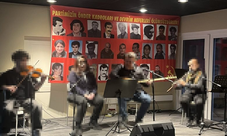 Auf einem Foto der Märtyrergedenkveranstaltung in einem TKP-ML-nahen Verein in Mannheim im Januar 2026 ist ein Banner mit der türkischsprachigen Aufschrift „Die Führungskader und Kämpfer unserer Partei sind unsterblich“ zu sehen. Auf dem Banner sind dutzende Fotos von verstorbenen Kader- und Parteimitgliedern abge-bildet, denen regelmäßig zu diversen Anlässen als „Märtyrer“ gedacht wird. Dies zeigt die fortlaufende Nähe zu den ideologischen Ursprüngen der TKP-ML.
