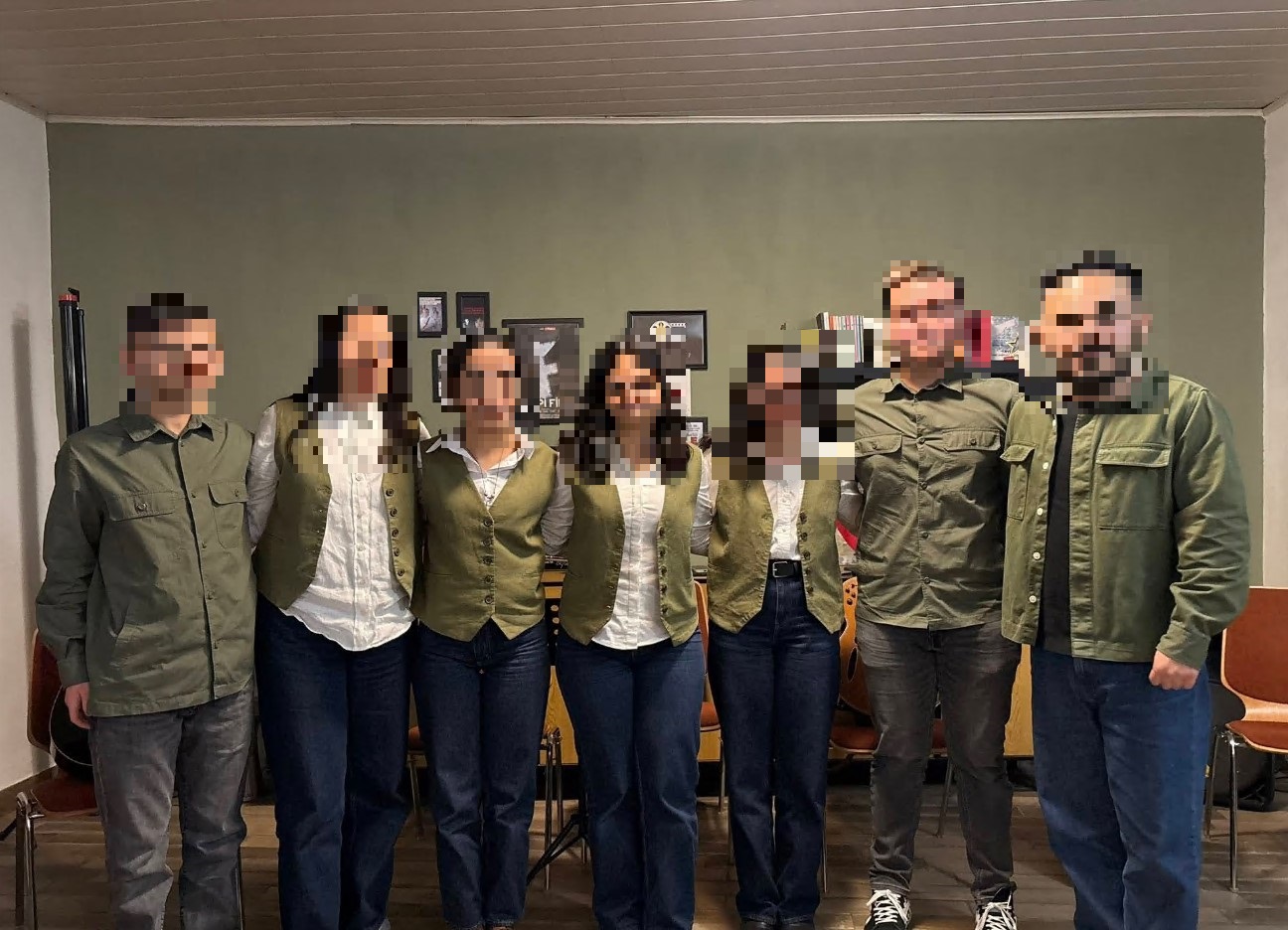 Facebook-Beitrag von „KAVGA“ zum Konzert in Mannheim, auf dem die Bandmitglieder olivfarbene Kleidung tragen. Aus dem Bild wird die einheitliche Bekleidung der Musiker deutlich, durch die die Band ihre Verbundenheit zur türkisch-linksextremistischen Szene sowie zu „Grup Yorum“ zeigt. 